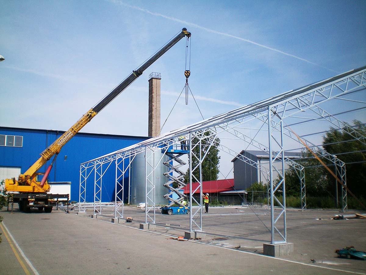 Budowa hali stalowej Łomża, Warszawa -z użyciem dźwigu