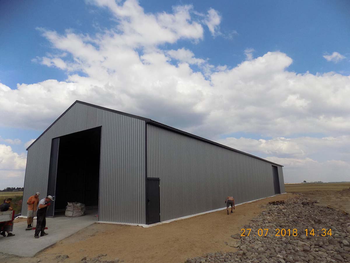 Hala stalowa w odcieniach szarości