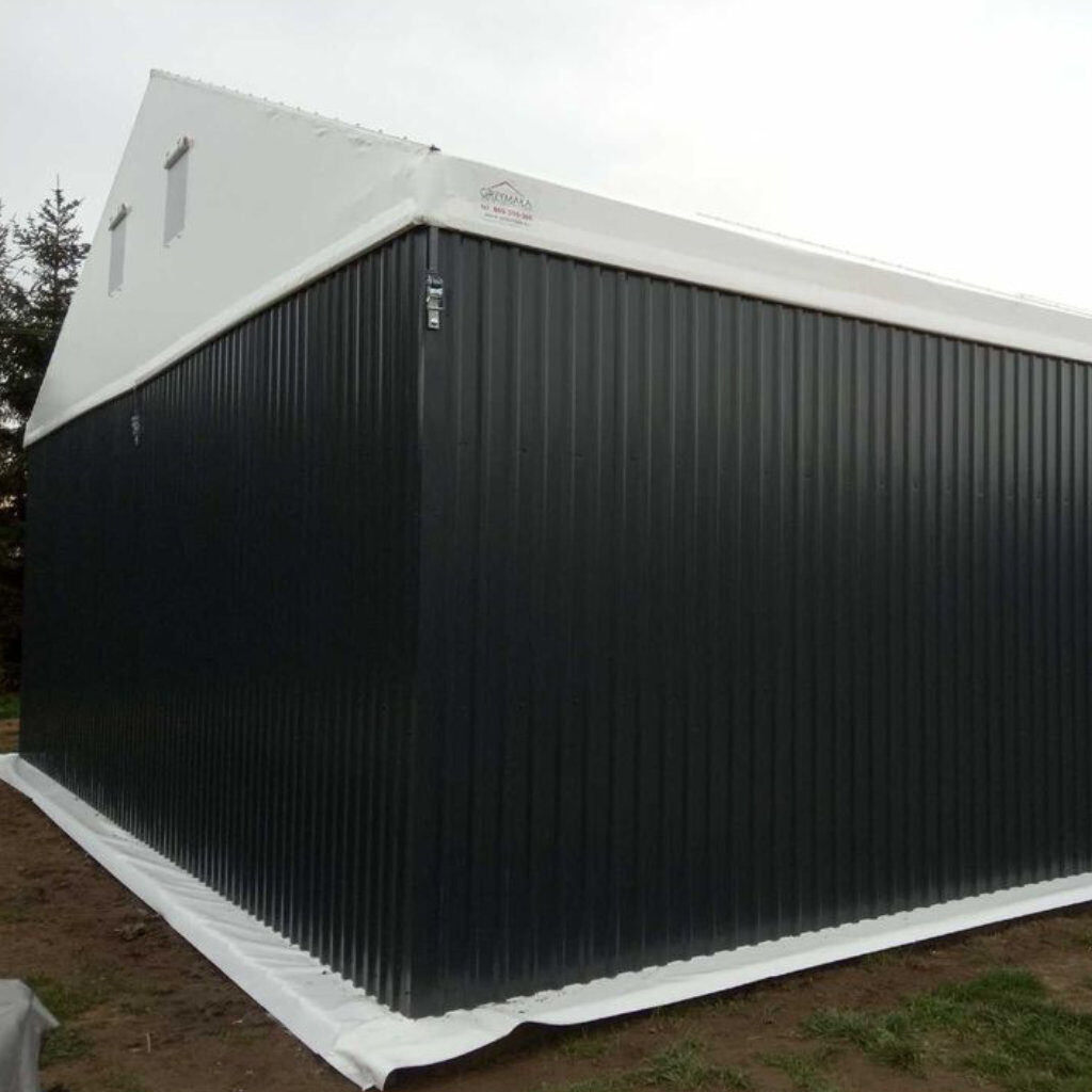 Hala namiotowa z napisem u góry